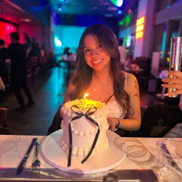 💕Meet Your Posher!💕 - Picture 1 of 6